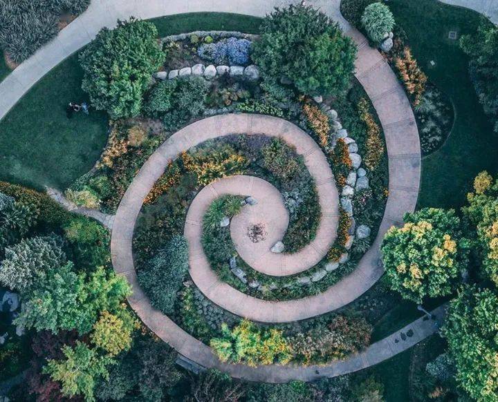 玩转设计元素,螺旋式景观安排上!_花园里_的花园_游客