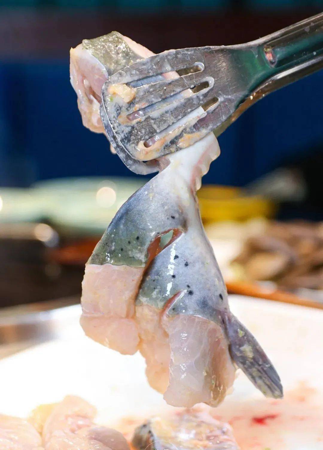 绝了吃多少送多少新尚天地竟然藏了一家2000平的集鱼火锅烧烤音乐酒吧