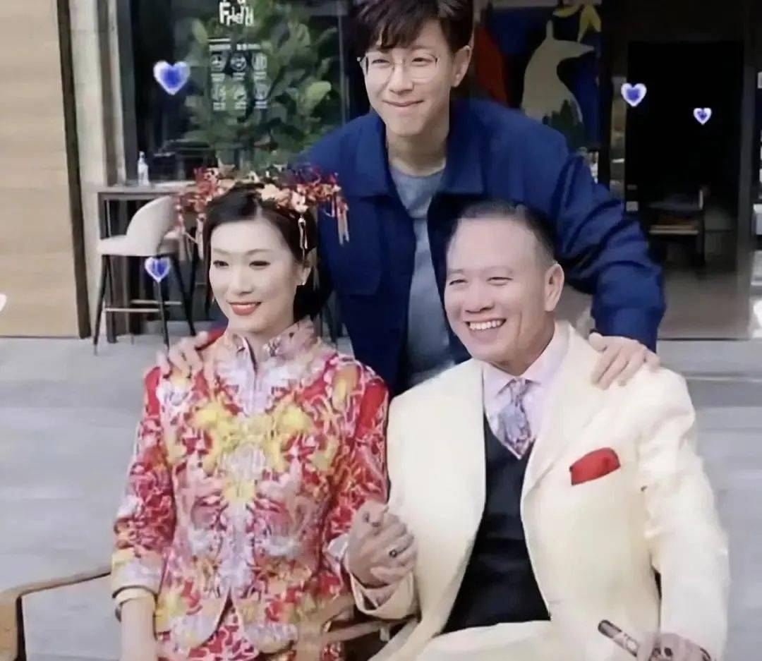 拍全家福的时候,夫妻二人十指紧扣,两人脸上笑容满面,万大千穿着简单