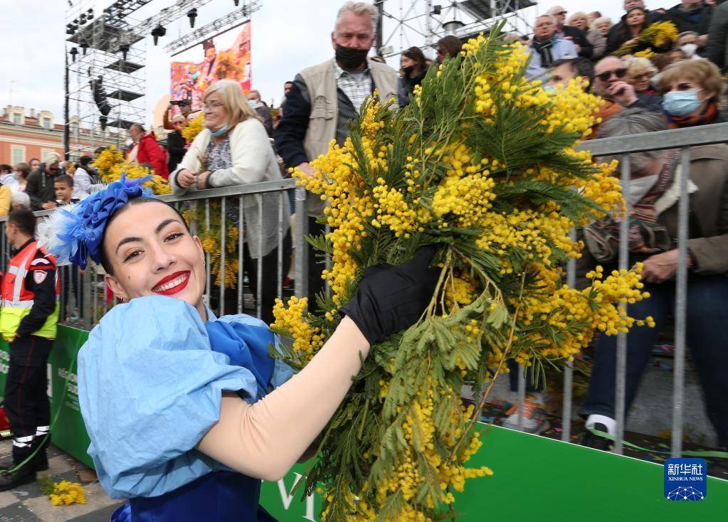 法国|尼斯狂欢节上的“鲜花大战”