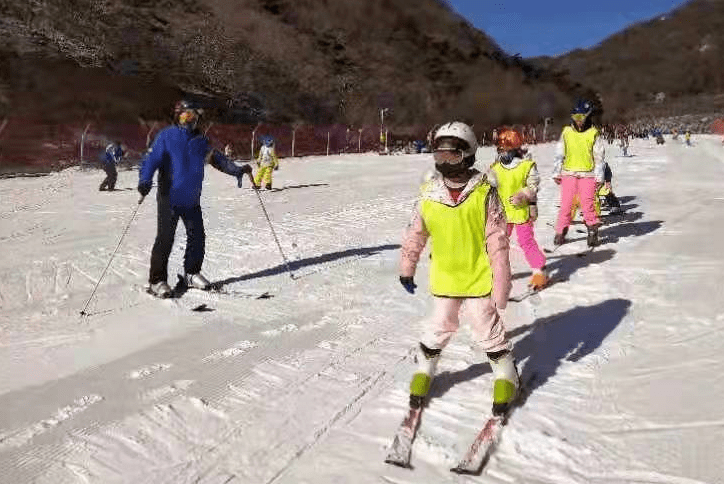 雷竞技RAYBET滑雪“热”了_雪场_北京_冰雪(图3)