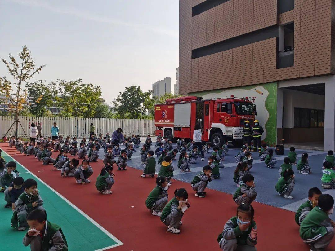 雨花臺大隊在西善橋幼兒園,春江新城幼兒園,雨花外國語小學對師生進行