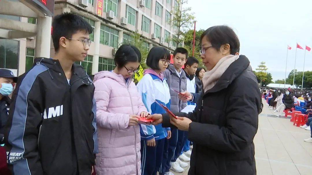 上午8點鐘,丹灶中學3千餘名師生齊聚校園廣場,舉行開學典禮暨法制安全