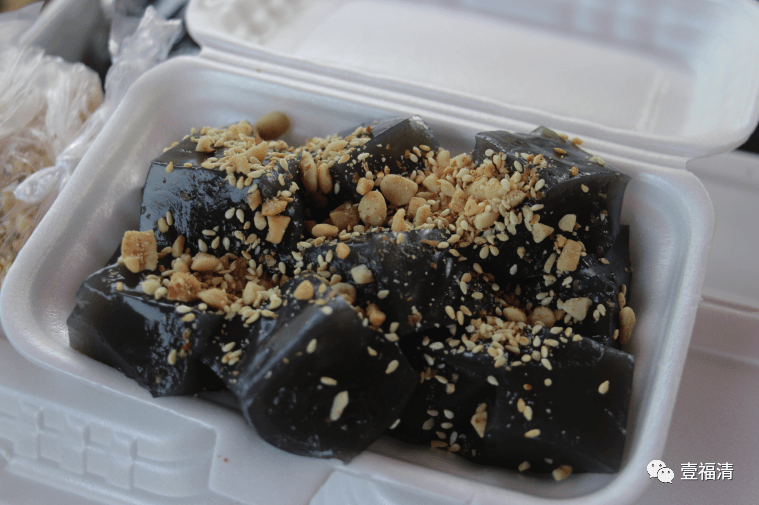 炒糕东张紫菜饼以面粉为主要原料,配以适当的食盐和碱,揉成面团,发酵