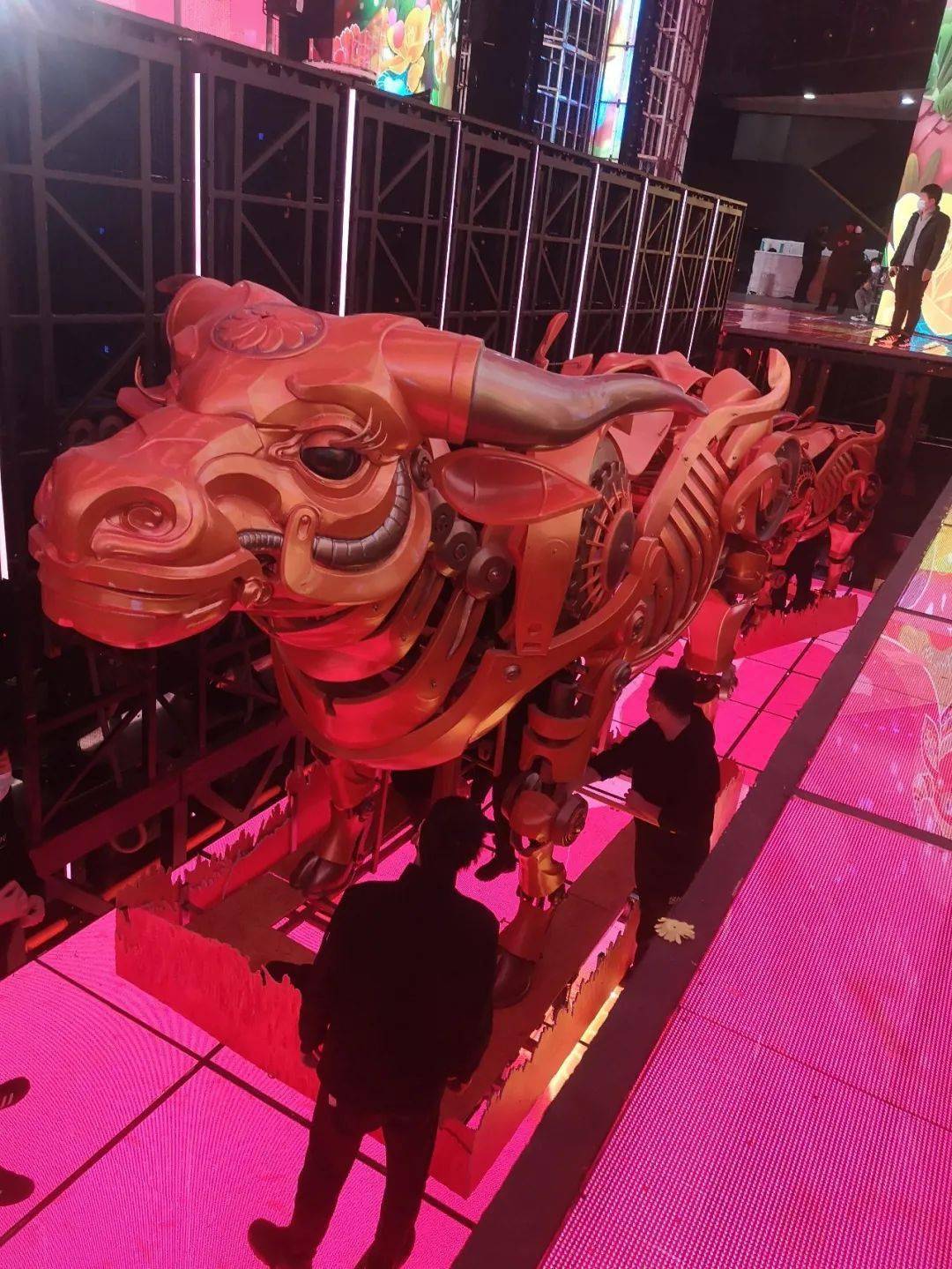 中国出不了好设计他用一头机械牛在春晚舞台王源身后打破偏见文末福利