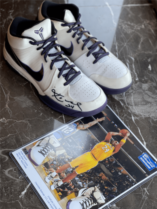 网友分享 | 科比亲穿亲签的球鞋!德罗赞都没有!