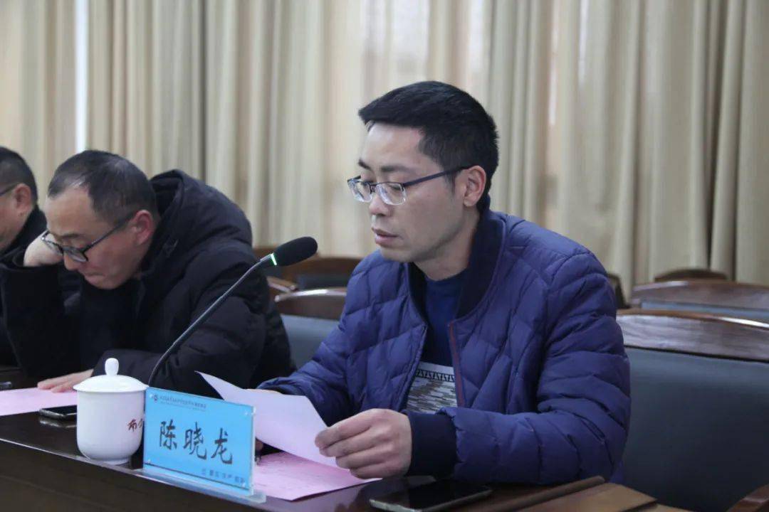 河塘中学校长沈栩岚作交流发言,长泾二中挂职教师陈晓龙作表态发言.