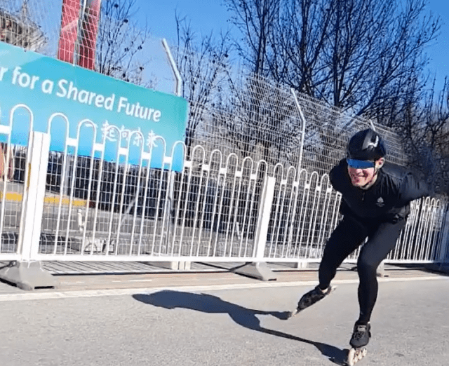 网友|丹麦运动员奥运村里开心玩轮滑 网友称是练习的好方法