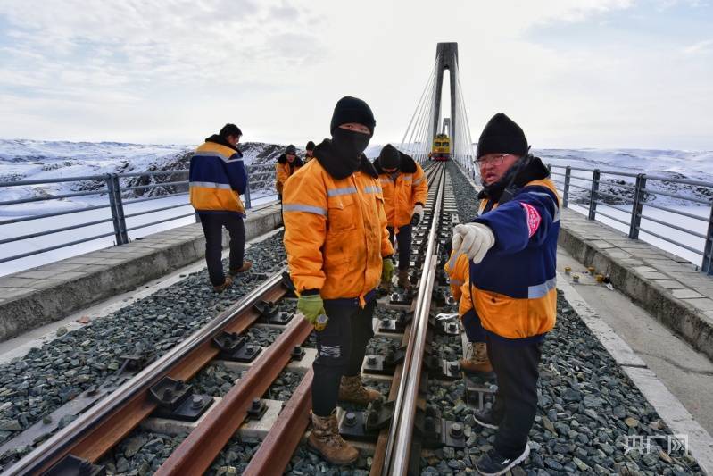 【新春走基层】探访新疆铁路首座矮塔斜拉桥—喀腊塑克湖特大桥养护人