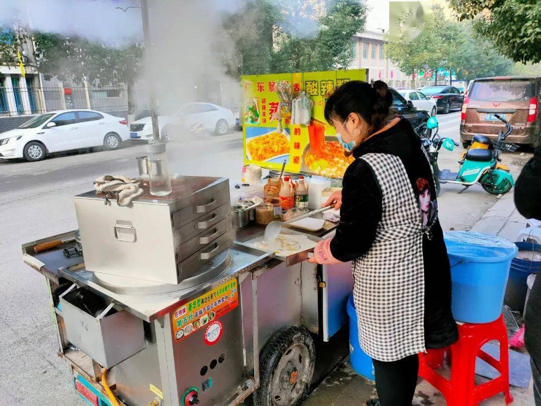 向阳街周边两家肠粉摊都生意旺!昨天早上耗子哥路过高坪的向阳街