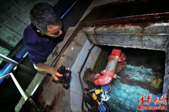 而是通过小区的二次供水设备把设置在楼顶端蓄水池里的水经过加压后才