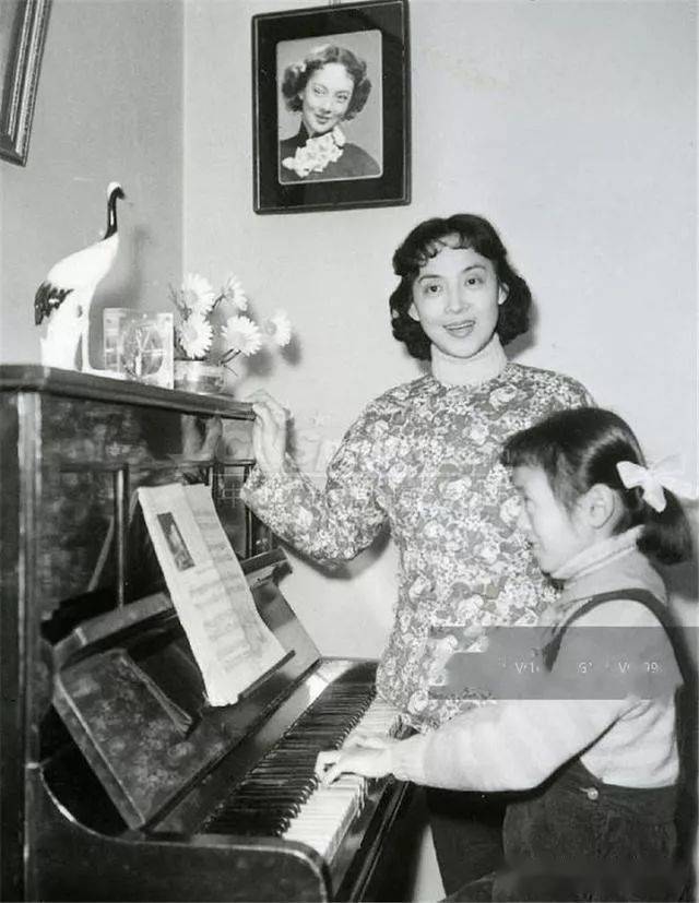 演员陶金(右二)与妻子章曼苹(左起第一人),女儿陶白莉(左二),儿子陶令