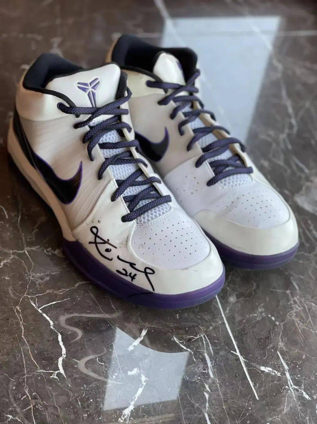 网友分享 | 科比亲穿亲签的球鞋!德罗赞都没有!