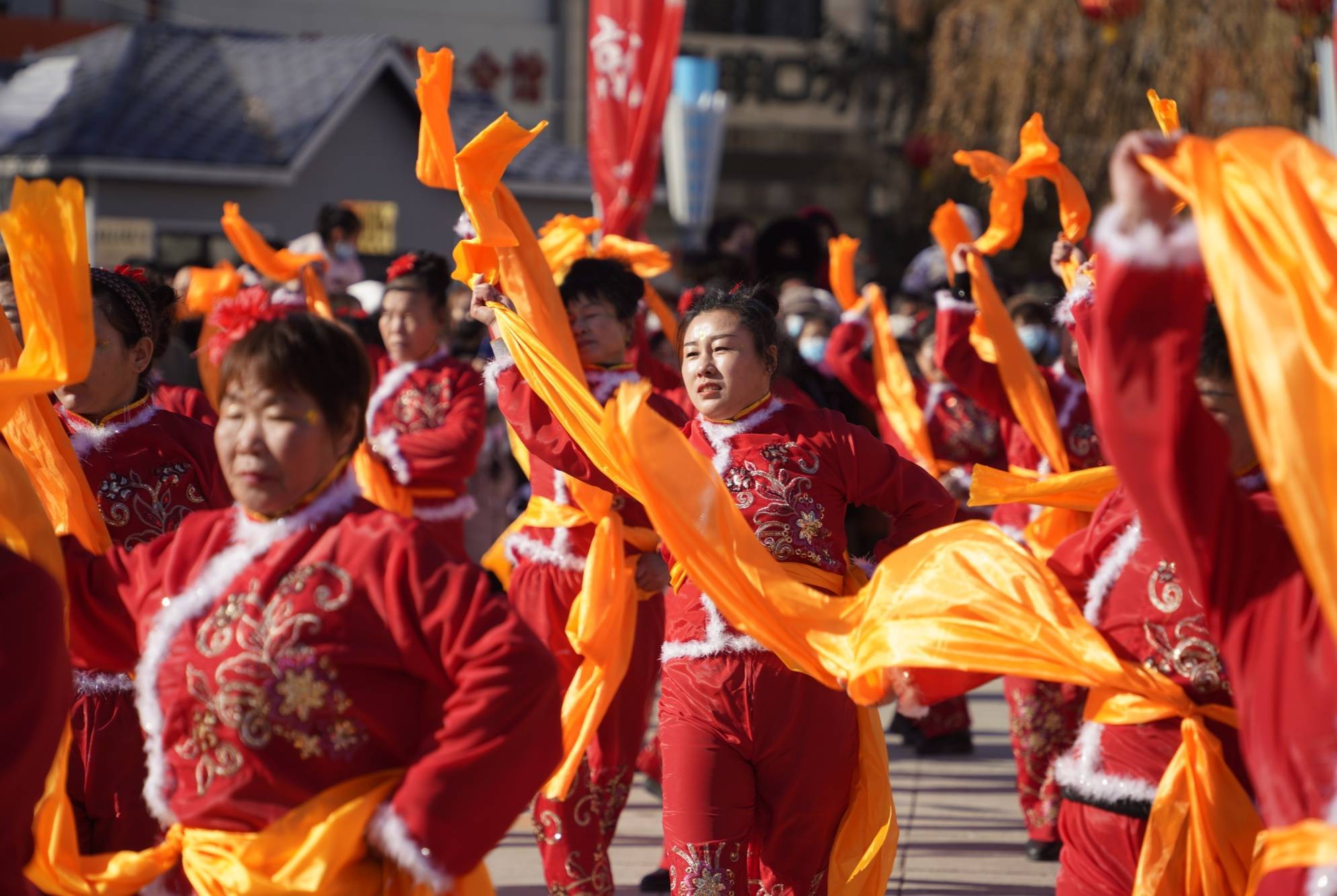 吉林辉南 元宵佳节扭秧歌红红火火 踩高跷步步登高