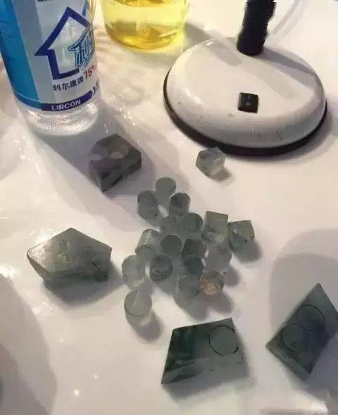 一块裂成蜘蛛网的翡翠原石切涨了560万车出来的珠子都美翻了