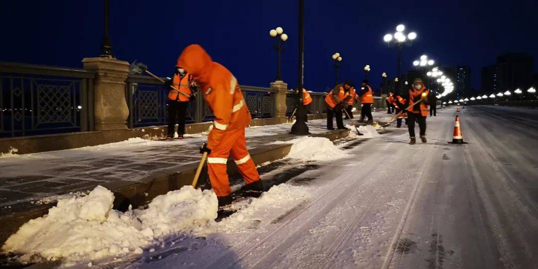 昼夜清雪奋战营造节日好环境 进行 工作 作业队