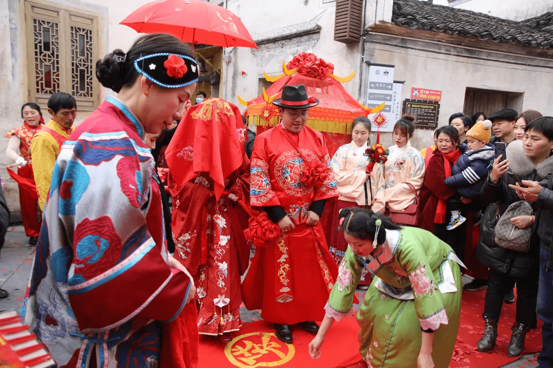 被列入世界文化遗产名录和世界最佳旅游乡村的安徽黟县西递古村,推出