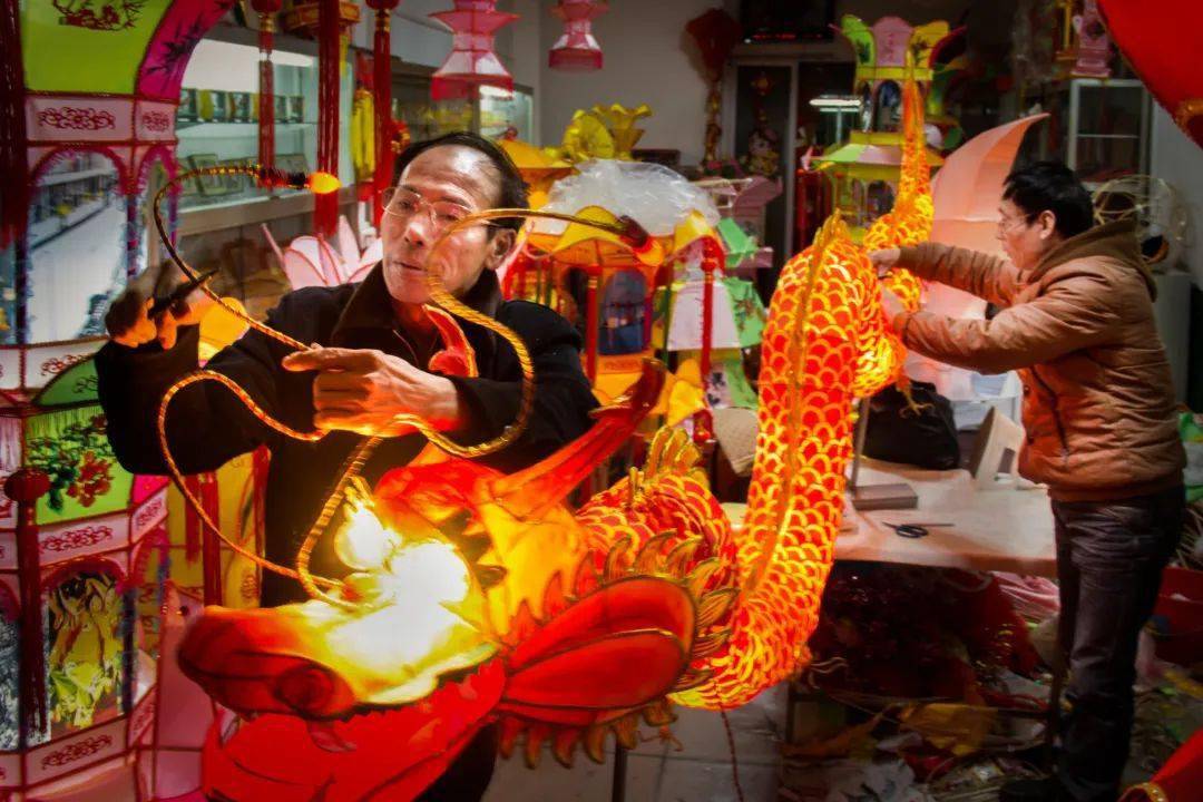 《拍胸舞》(组照) 刘宝生摄左右滑动查看组图《火鼎公婆》 刘明华摄