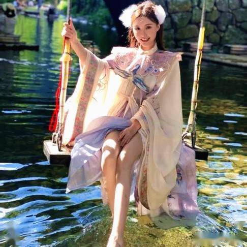 汉服尽显端庄之美,一女子却穿汉服露出长腿,这样穿有没有问题?