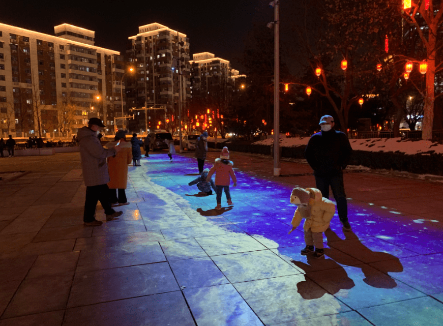 踏“海浪”踩“冰面”，中关村西区广场3D场景引市民打卡