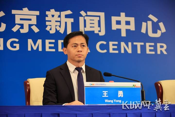 中国铁路北京局集团有限公司副总经理王勇介绍冬奥铁路运输服务保障的
