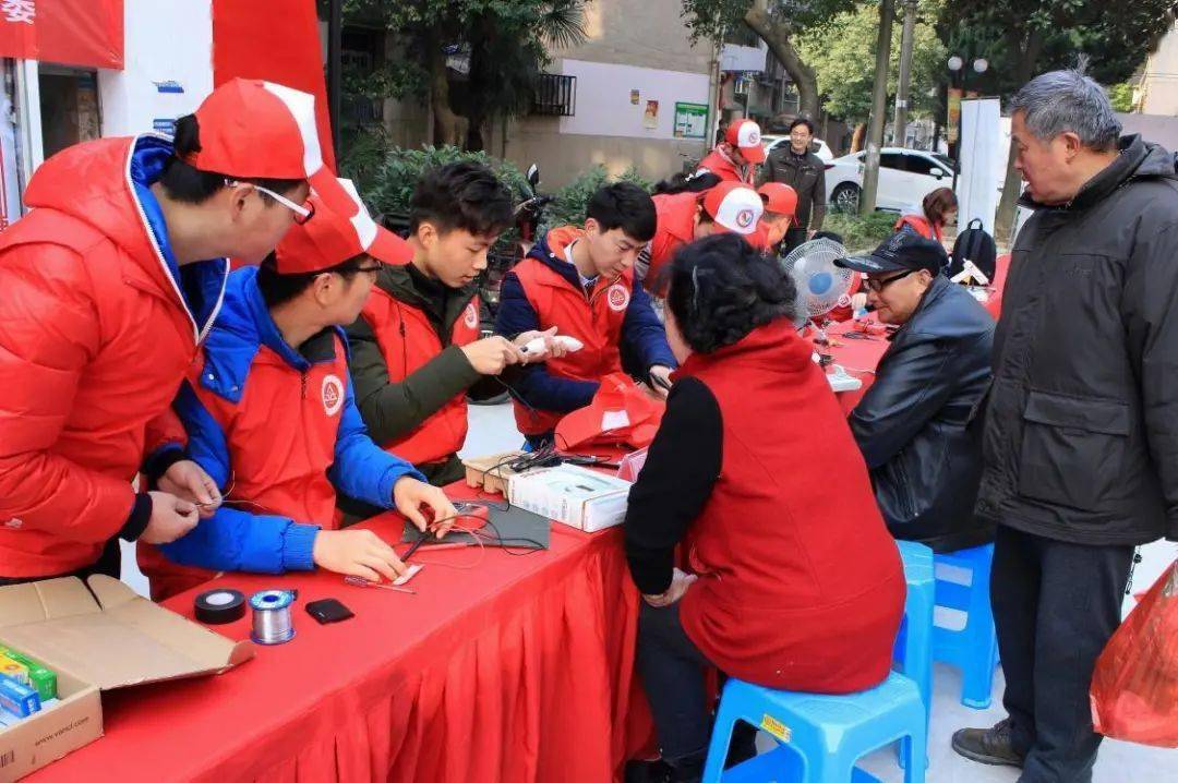 老人"志愿服务活动2013年3月,安徽工程大学创建"团百花"志愿服务项目