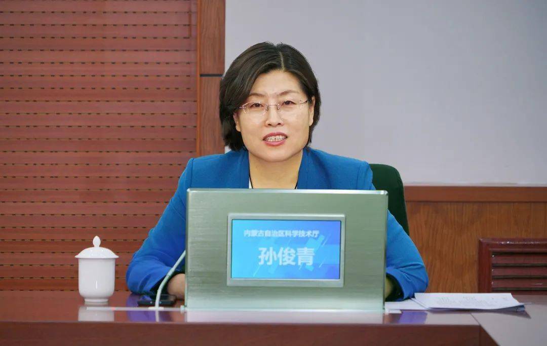 2月16日下午,自治区科技厅厅长孙俊青主持召开科技厅2022年第1次厅务