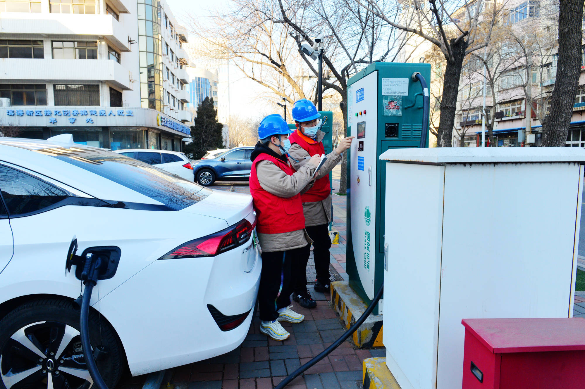国网天津电力工作人员开展城市电动汽车充电桩隐患排查(央广网发 国网