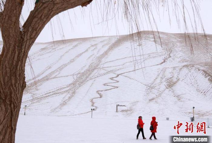 沙雪|敦煌大漠披银装：沙雪交融似一幅水墨山水画