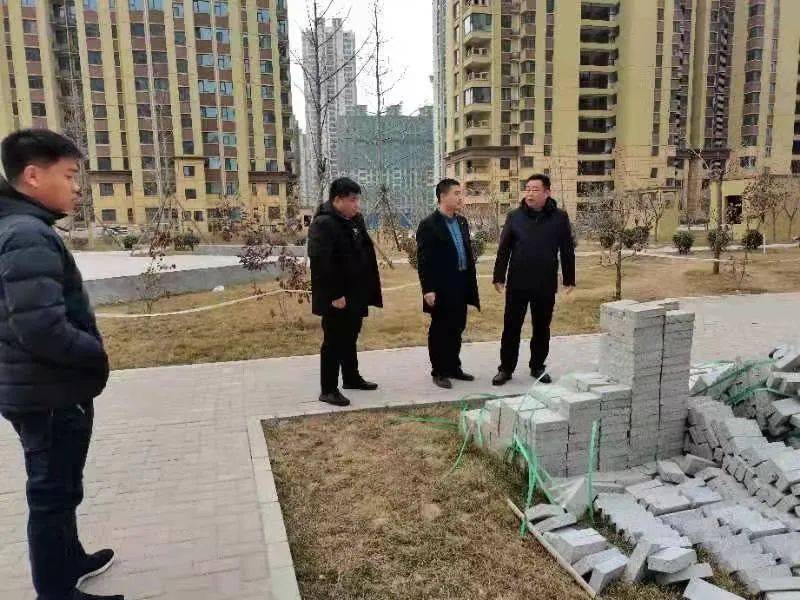 为提升群众生活幸福感,住建局工作人员前后到嘉实城小区,领秀华庭进行