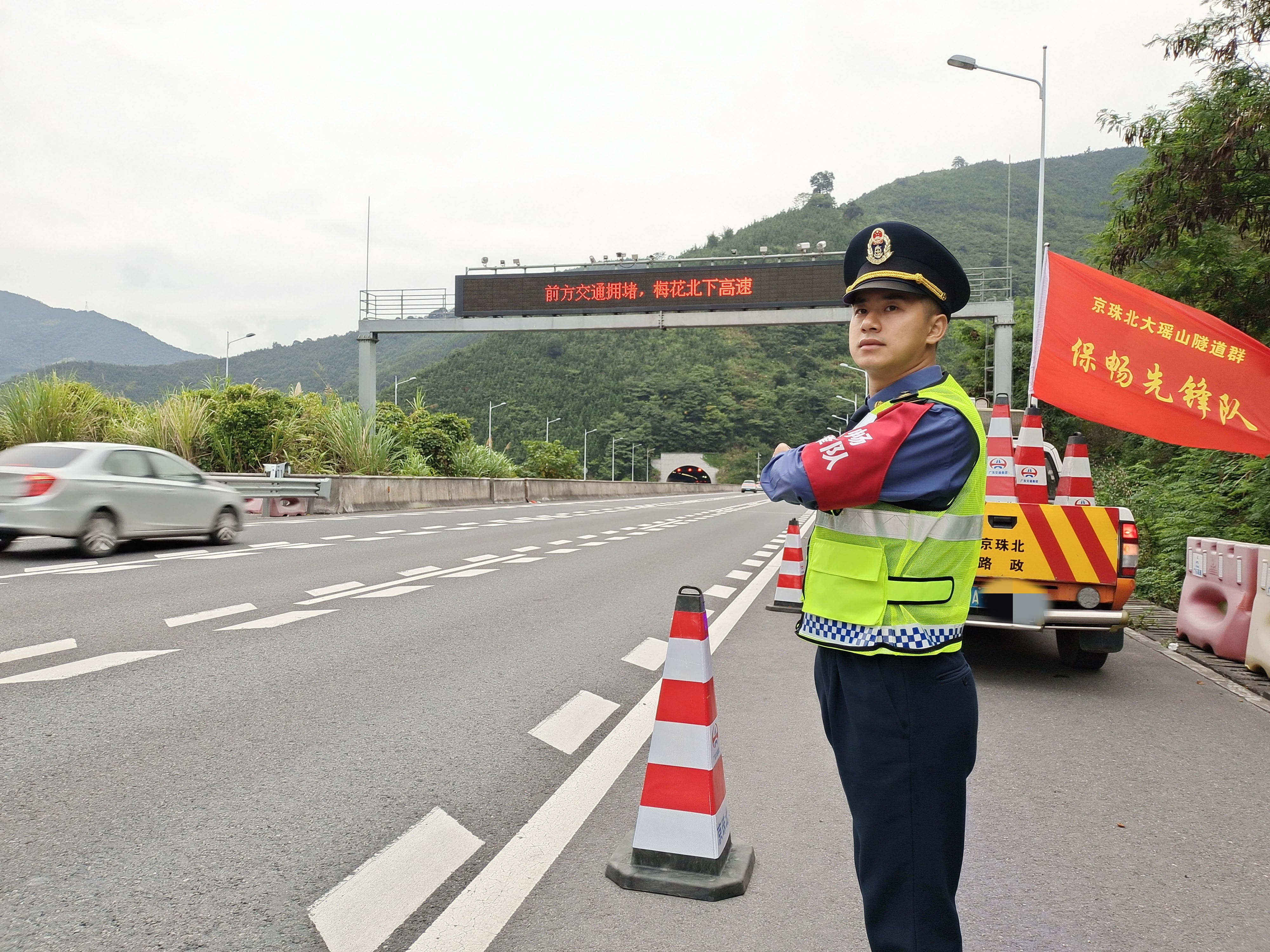 京珠北南岭先锋路政队全力保障广东最长隧道群安全畅通