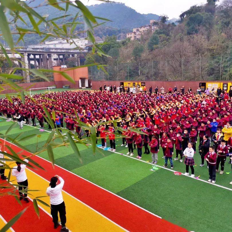 龙门浩隆平小学同学们从《开学第一课》中汲取奋进向上的力量.