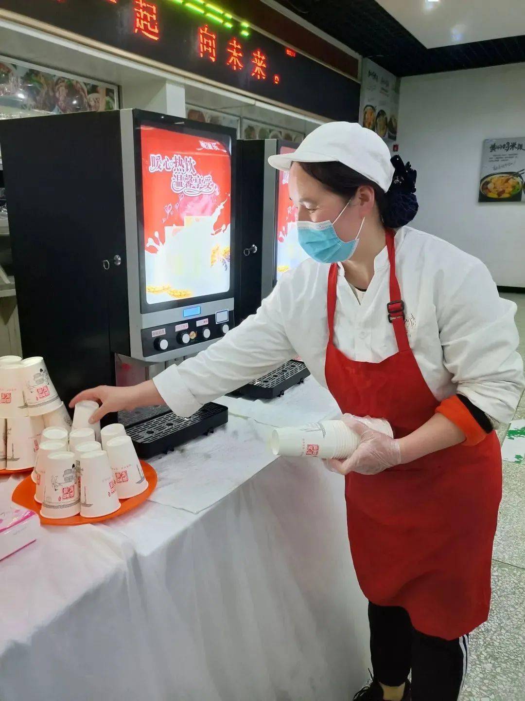 今年寒假他主动报名留校参与冬奥会志愿者的餐饮服务保障工作