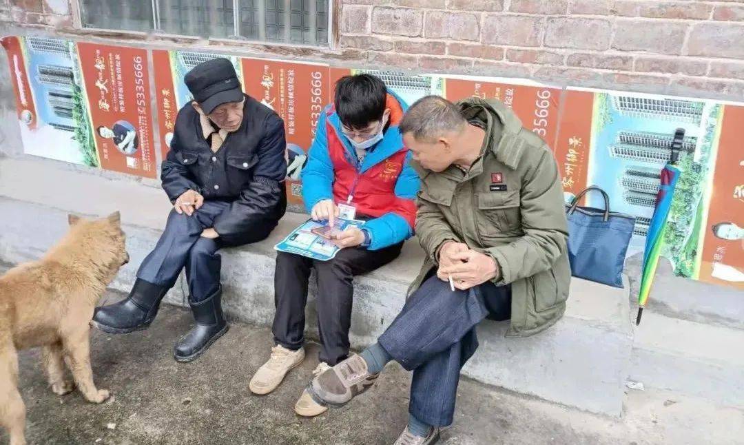 容县石头镇营垌村第一书记指导村民使用手机进行返乡报备容县黎村镇六