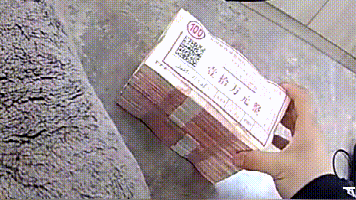 万元整"封条在自家店门口捡到一捆钱店主王师傅和隔壁陈大姐湖州南