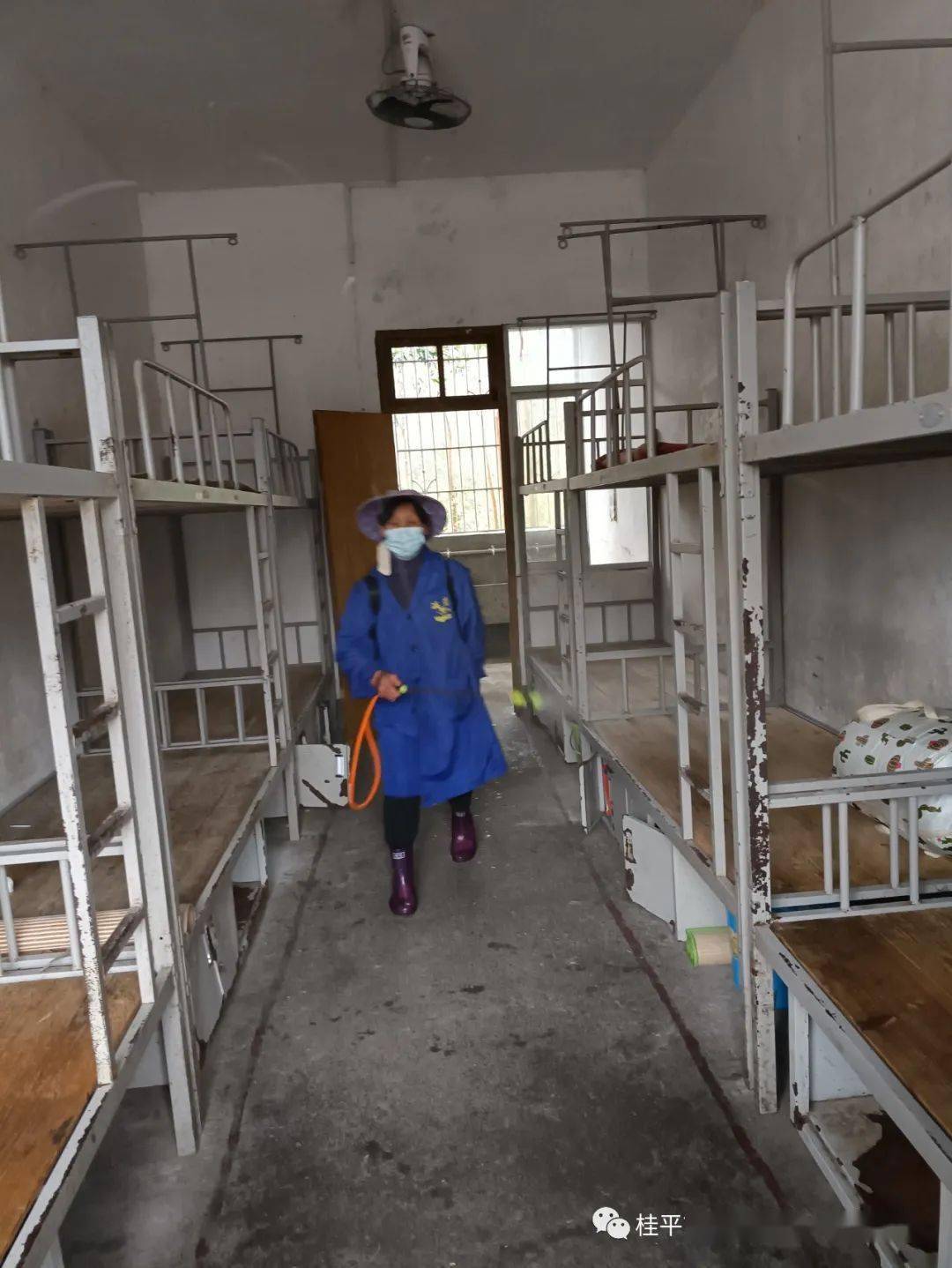 准备开学时期,学校后勤人员在对学校的学生教室,宿舍,食堂,老师办公室