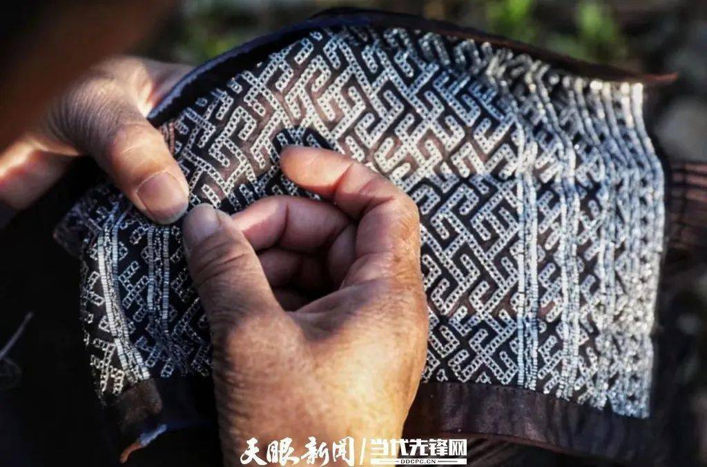 剑河锡绣人间巧艺夺天工燃锡绘制苗女梦