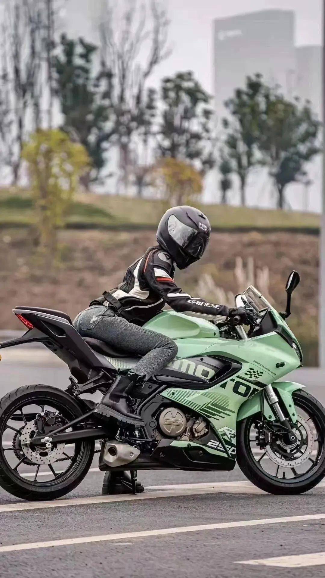 qjmotor赛250双摇臂版疑似售价17999元尚未官宣