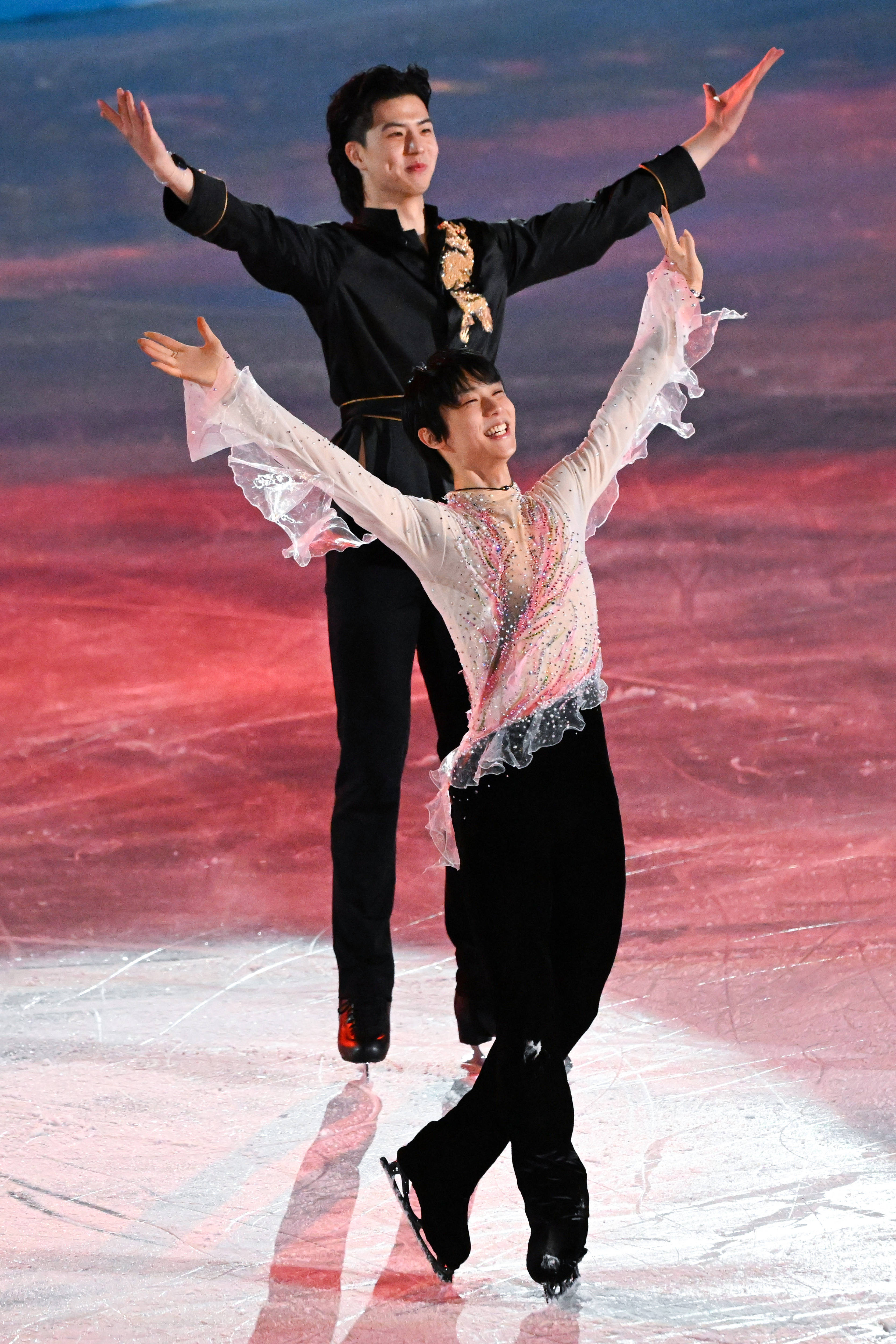 年2月20日2月20日,中国选手柳鑫宇(上)和日本选手羽生结弦向观众致意