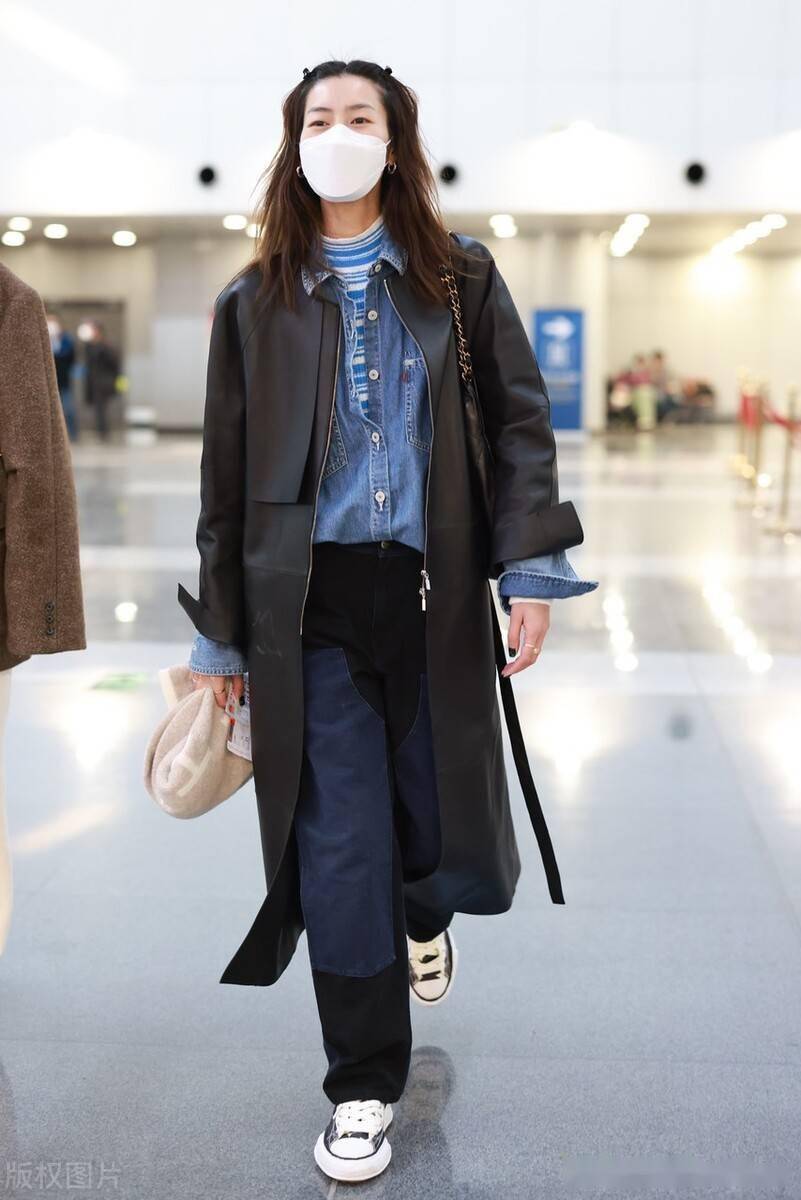 街拍刘雯黑色皮风衣牛仔衬衫拼接牛仔裤时髦叠穿