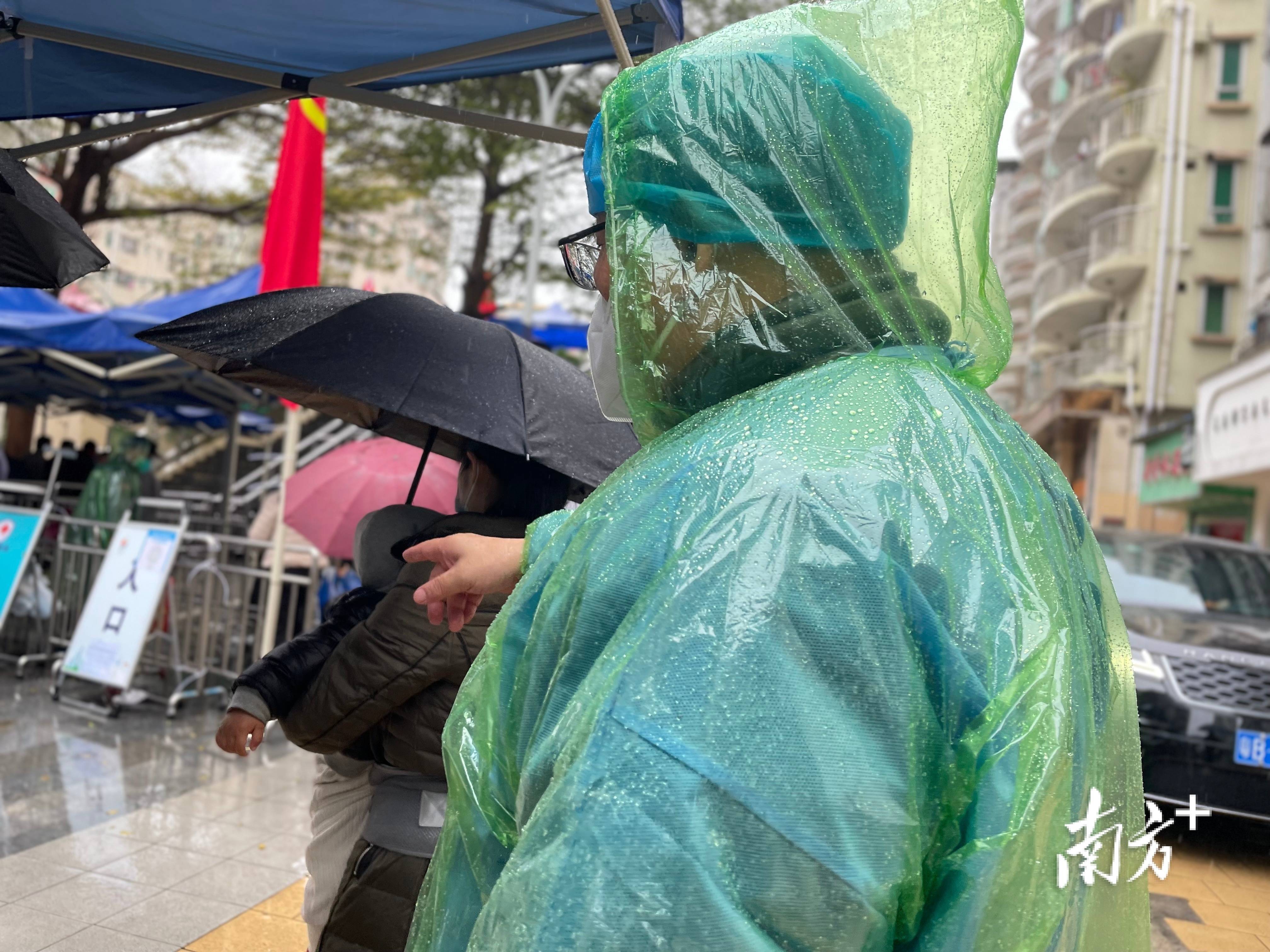 图集|冷雨中,测核酸现场ta们的衣服湿了却不知_检测_工作_人员