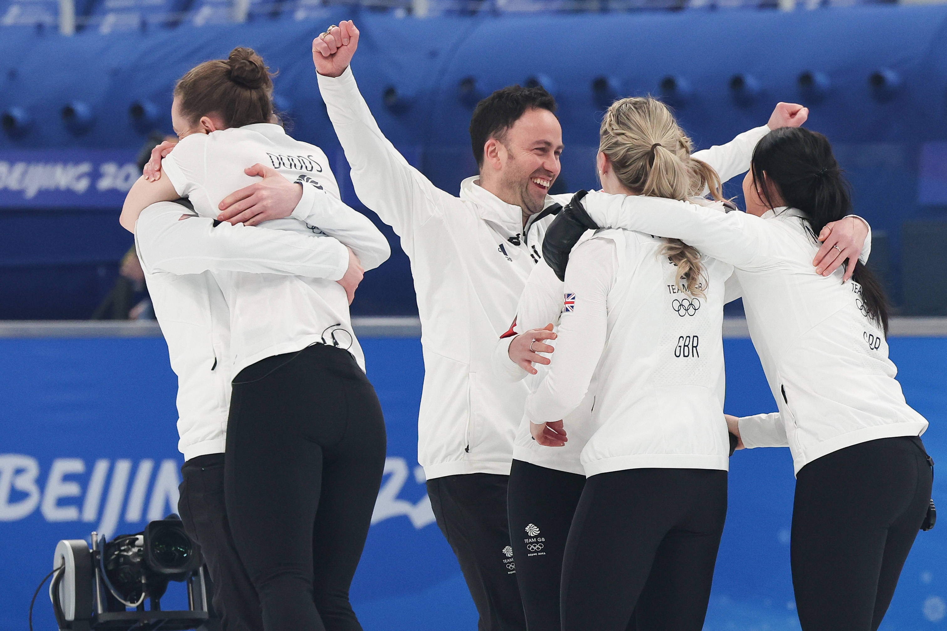游泳中心"冰立方"举行的北京2022年冬奥会女子冰壶金牌赛中,英国队