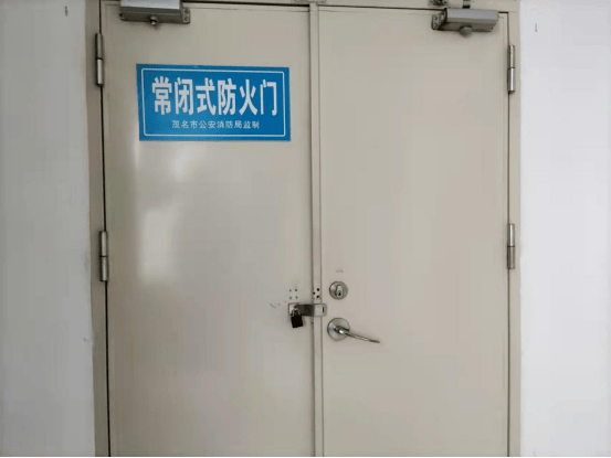 存在隐患:1,酒店常闭式防火门被锁闭.2,酒店消火栓无水.