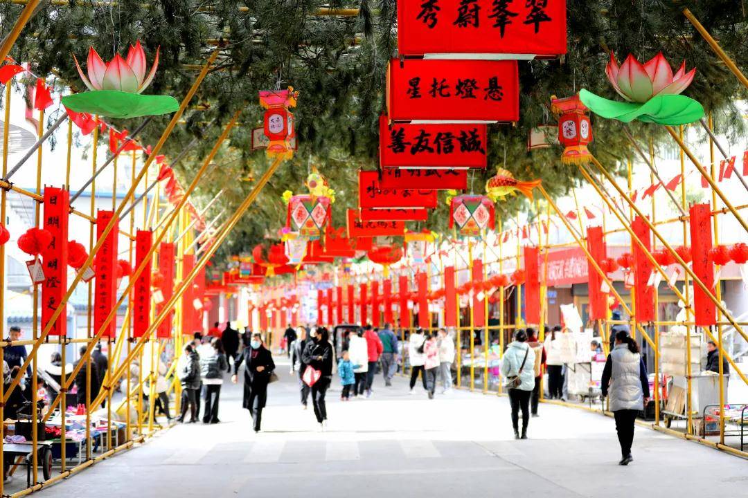 龙腾虎跃闹新春张灯结彩庆元宵舟曲县正月十五元宵松棚楹联灯会别具