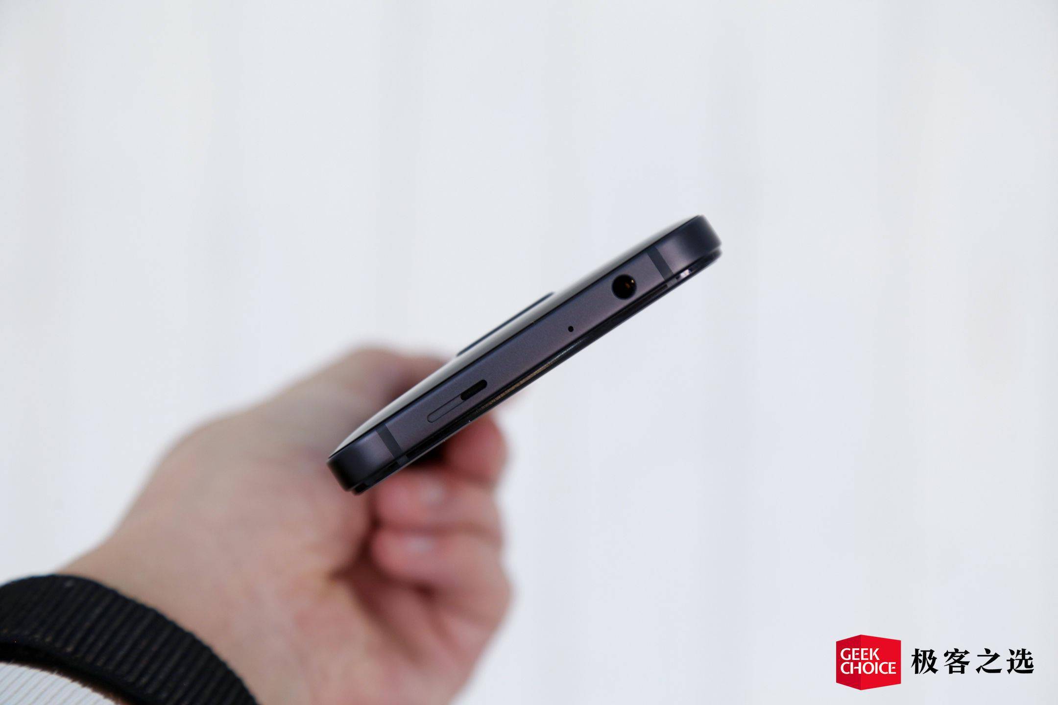 红魔 7 Pro 体验：首款屏下摄像游戏手机，方向对了