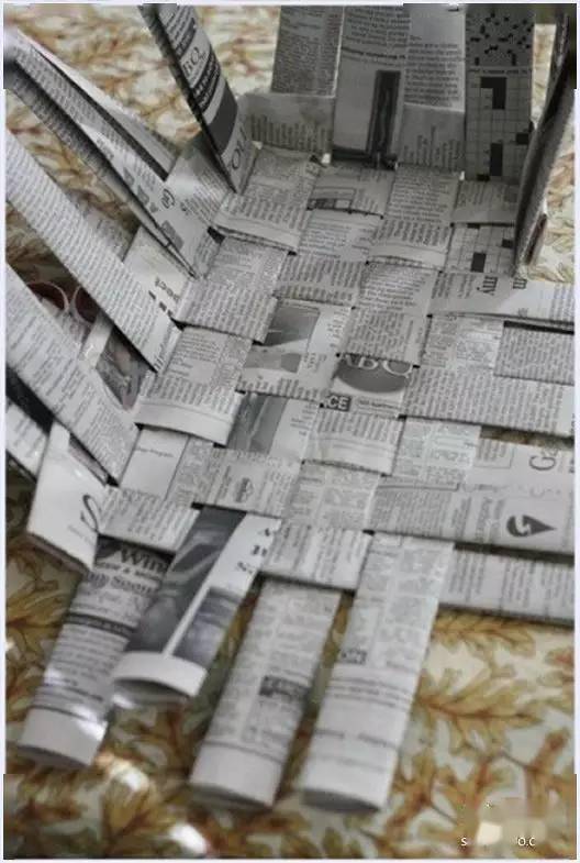废旧报纸旧物改造成实用编织筐图解