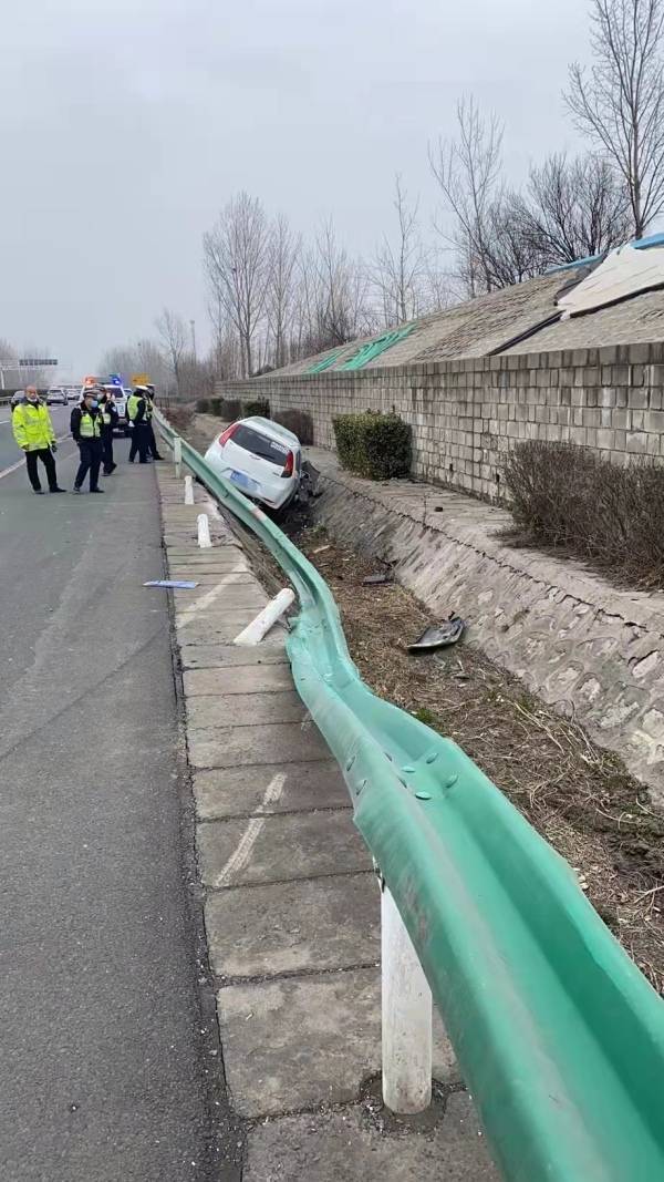 高速行车低头找手机"呯"车辆飞出护栏酿事故_鹤壁_驾驶员_火苗