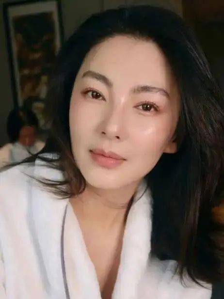 beauty会玩妆的人，已经把高光画到下颌线了