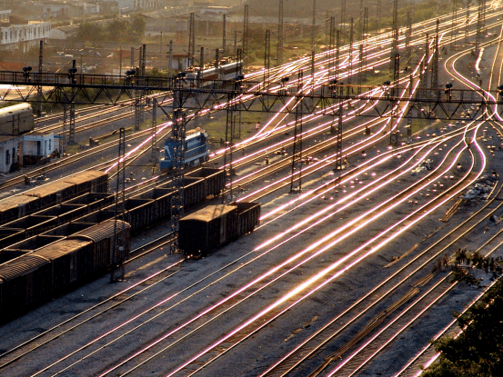 《威舍火车站》沈辉 摄《下午屯一角》张霆 摄《黔龙出山》陈剑平 摄