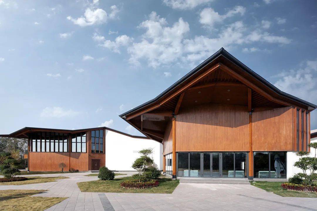 乡野中的木结构花朵阳信万亩梨园游客服务中心